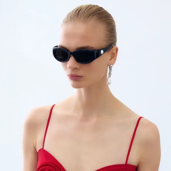 Magda Butrym x H&M Oval Black Sunglasses with Rose Motif. New, never used. - Picture 13 of 15